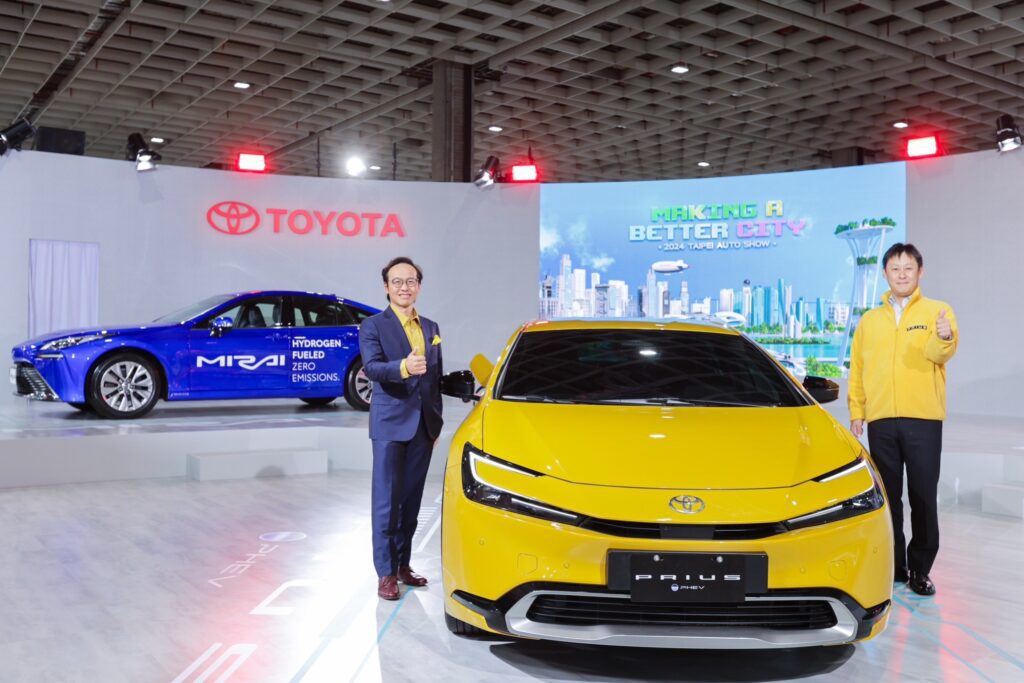 2024台北新車暨新能源車特展TOYOTA開展記者會於12月28日舉辦。和泰汽車 TOYOTA車輛營業本部劉傳宏副總經理(左)， PRIUS 大矢開發責任者。(圖片提供：和泰)